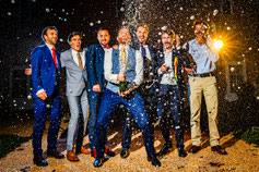 Reportage mariage Occitanie – moment festif avec des invités faisant sauter le champagne pendant une soirée de mariage