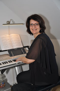 Claudia Breiter am Keyboard