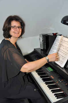 Claudia Breiter am E-Piano