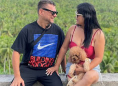 Paar mit Hund schaut sich in die Augen in Siargao