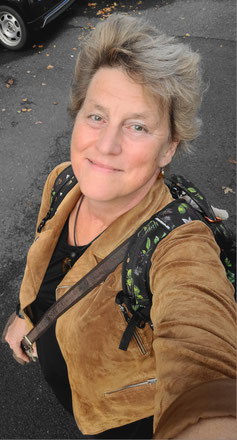 Frau Bakenfalter im Abendkleid auf dem Weg zum Opern-Gig
