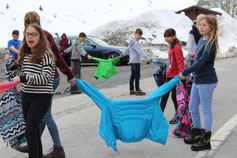 Gruppe bei der erlebnispädagogischen Teamaufgabe ‚Extrabreit‘ – Zusammenarbeit, Koordination und Spaß im Klassenlager