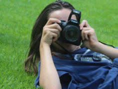 Jugendliche filmen mit Kamera im Ferienlager – spannende Momente für Erlebnisvideo und gemeinsame Erinnerungen festhalten