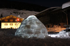 Iglu im Winter bei Nacht - auch im Winter bieten wir erlebnisreiche Teamevents, Firmenanlässe und Coachings für Gruppen