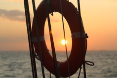 Sonnenuntergang vom Segelschiff aus - geniesse bei diesem Ferienlager ganz besondere Momente in der Natur