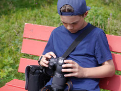 Mit der Kamera unterwegs: Jugendliche halten Erlebnisse im Ferienlager fest und gestalten gemeinsam ein Erlebnisvideo