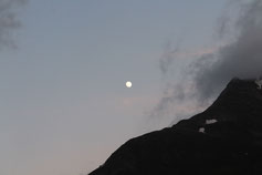 Der Mond scheint am Nachthimmel - die perfekte Voraussetzung für eine Nachtwanderung mit der Gruppe