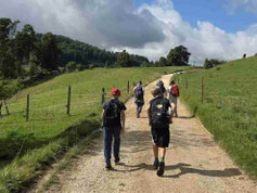 Unterwegs im Ferienlager - gemeinsam erkunden wir die Natur bei verschiedenen Wanderungen