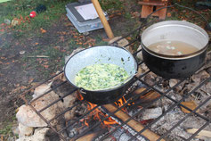 Lagerfeuer mit Kochtöpfen – kreative Outdoorküche und gemeinsames Kocherlebnis für Schulklassen, Jugendgruppen und Firmen