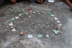 Fertige Specksteinwerke der Teilnehmenden – Ergebnis kreativer erlebnispädagogischer Aktivität im Klassenlager oder Ferienlager