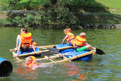 Mit dem Floß unterwegs auf dem Wasser – erlebnispädagogische Aktivität für Klassenlager, Ferienplausch und Teamevents