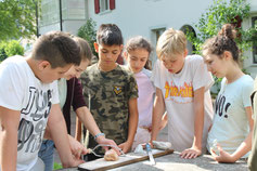 Schulklasse formt Speckstein – kreative Outdoor-Aktivität für Teamwork, Lernen und Abenteuer im Klassenlager