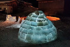 Beleuchtetes Iglu im Winter - erlebe coole Rahmenprogramme im Ferienlager im Winter