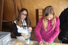 Jugendliche erleben handwerkliches Abenteuer beim Speckstein bearbeiten – erlebnispädagogische Aktivität für Gruppen