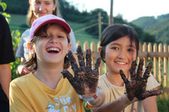 Teilnehmende spielen mit Matsch – spannende erlebnispädagogische Aktivität für Kinder in der Natur