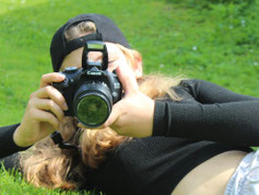 Jugendgruppe erstellt Erlebnisvideo im Ferienlager – unvergessliche Abenteuer und Aktivitäten filmisch festhalten