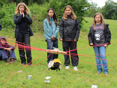 Teilnehmende lösen Kooperative Aufgabe im Ferienlager - alles verbunden mit viel Inputs zu Natur und Umwelt