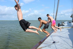 Sprung ins Meer vom Segelschiff - natürlich steht auch schwimmen auf dem Plan bei diesem Feriencamp