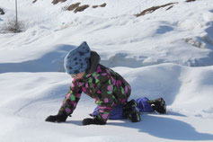 Teilnehmende bauen gemeinsam ein Iglu – Winterspaß, Teamarbeit und erlebnispädagogische Aktivitäten im Klassenlager