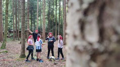 Geländespiel im Wald neben dem Bauernhof - auch erlebnispädagogische Programme gehören zum Klassenlager auf dem Bauernhof