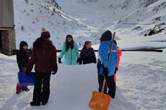 Gruppe beim Igubauen - Iglubauen, Schneeschuhtouren und vieles mehr erwartet die Teilnehmer beim Schneesportlager