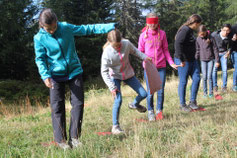 Gruppe meistert erlebnispädagogische Teamaufgabe auf dem Moorpfad – Zusammenarbeit, Abenteuer und Naturerlebnis