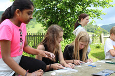 Jugendliche formen Speckstein – kreative erlebnispädagogische Aktivität für Klassenlager, Ferienlager und Teamevents