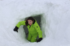 Jugendliche bauen gemeinsam ein Iglu – Winterspaß, Teamarbeit und Outdoor-Aktivität im Klassenlager oder Ferienlager
