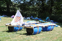 Fertiges Floß bereit für die Fahrt auf dem Wasser – erlebnispädagogische Aktivität im Klassenlager, Ferienplausch oder Teamevent