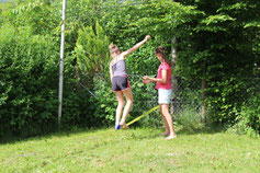 Gruppe beim Slackline-Training – erlebnispädagogische Aktivität für Schulklassen, Jugendgruppen und Teamevents