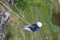 Ein Mädchen seilt sich ab – spannende Kletter- und Outdoor-Aktivität für Schulklassen, Jugendgruppen und Ferienlager