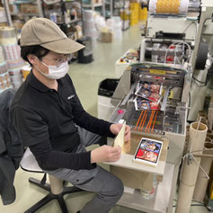 岐阜県関市の印刷会社。シール、ラベル、ステッカーの中濃印刷。短納期、即日、即納を実現。シール、ラベル、ステッカー専門店。 シール、ラベル、ステッカー印刷に特化する印刷所で短納期、即日、即納を実現。小ロットから大ロットまで短納期、即日、即納で可納。サンプルのシール、ラベル、ステッカー作成、無料。販促シール、訂正シール、アテンションシール、ラベル、ステッカーも、短納期で即日、即納し高品質。短納期、即日、即納で格安、激安。リードタイムは即日、即納、短納期が可能。岐阜は日本の中心で全国へ短納期、即納、短納期、即日