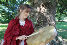 Frau mit Trommel und Klangschale - Bild für Heilgesang Ausbildung