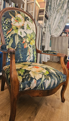 Fauteuil style Voltaire, tissu floral de chez Designer Guild