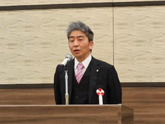 開式・閉式の辞を述べる清水事務局長