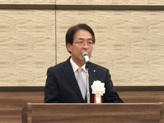 主催者挨拶を述べる佐賀支部長