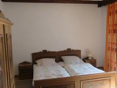 Rustikale Gästezimmer im Weingut Klosterhof in Marienthal