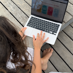 Eine Dame öffnet verschiedene magische einzigartige Cranio Lichtcodes online auf ihrem Laptop.