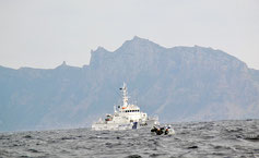 尖閣諸島の魚釣島周辺を航行し、警戒に当たる日本の巡視船(仲間市議提供)