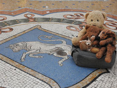 Kasimir, Cäsar, Fredi und Kerl auf dem Stier-Fußbodenmosaik in der Galleria Vittorio Emanuele II