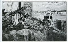 Les pêcheurs d'Etaples réparant les filets entre deux sorties en mer