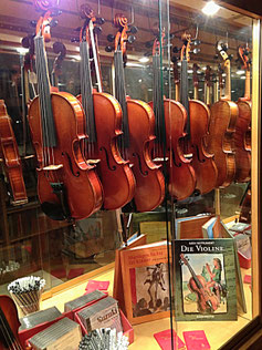 Geigenunterricht in Tübingen und Streicher-Shop in der Villa-Musica-Weilheim von Bernhard Fischer