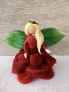 Rosenfee aus Filz mit rotem Blütenkleid und grünen Flügeln, handgefertigte blumenfee als romantische tischdekoration, blumendekoration und geschenk zum muttertag oder valentinstag.