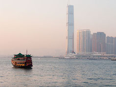 Dschunke im frühen Morgenlicht in der Bucht von Hong Kong. Foto: Klaus Schoerner