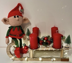 Adventskranz mit Wichtel und Lichterkette