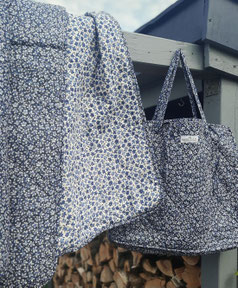 GreenGate leichte Quilt-Decke als Picknick-Decke, blau geblümt