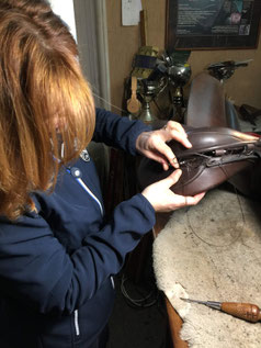 Christelle Pouteau saddle fitter dans son atelier