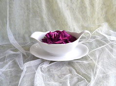 Sauciere aus weißem Porzellan mit kleinen Rosen und Goldrand von Bavaria 