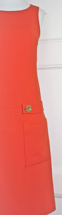 60ties Etuikleid aus orangenem Wollstoff mit geknöpftem Gürtel und großen aufgesetzten Taschen 