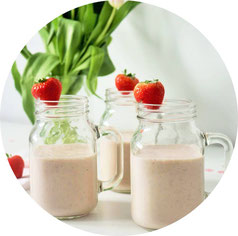 Bild: Gesunder Smoothie-Milkshake mit Erdbeeren, Bananen und Joghurt – mit diesem Rezept ganz einfach leckere Shakes für die Party und jeden Anlass zum feiern mixen // gefunden auf dem DIY-, Kreativ- und Foodblog www.partystories.de // #Erdbeerrezept